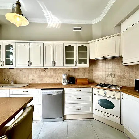 Homestay 100 Metrow Do Monciaka